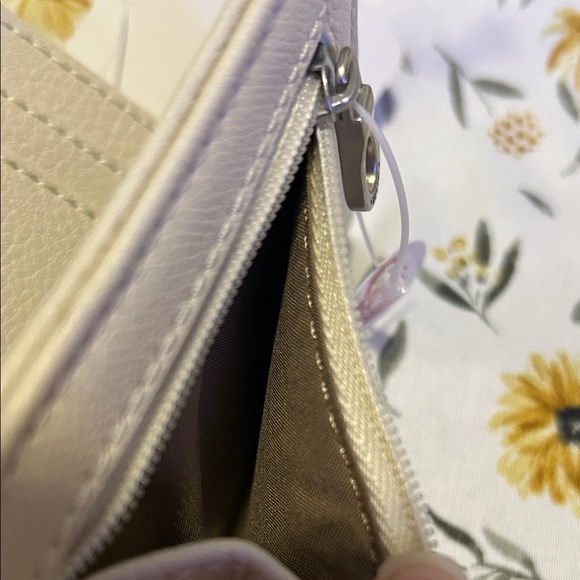 NWT Relic Cream Multicolor Polka Dot Bifold Card Holder - Picture 3 of 5